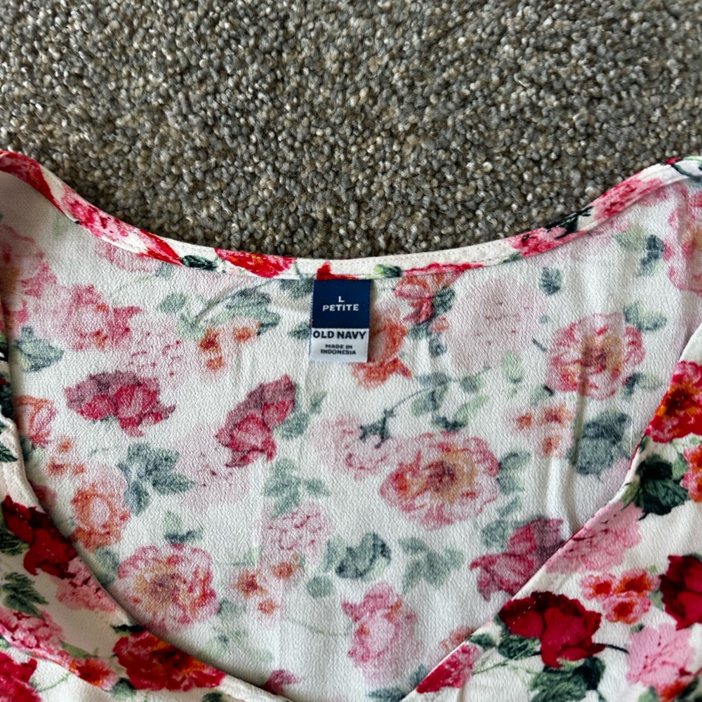 Old navy sleeve ruched shirt. NWOT. - Picture 2 of 2